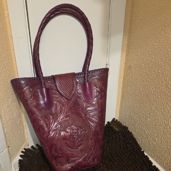 Alexandro Yeo Elegant Burgundy Embossed Tote Bag - Picture 4 of 13
